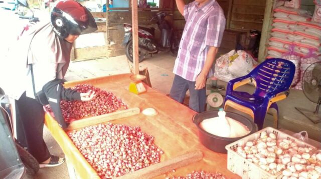Harga bawang merah dan putih naik signifikan-Foto Siti Halimah-Jambi-independent.co.id