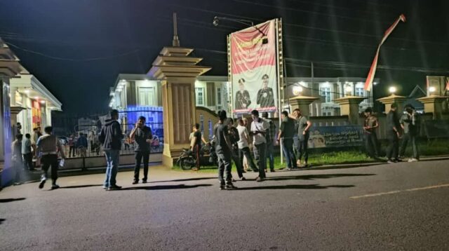 Sejumlah Warga Mendatangi Mapolres Batanghari