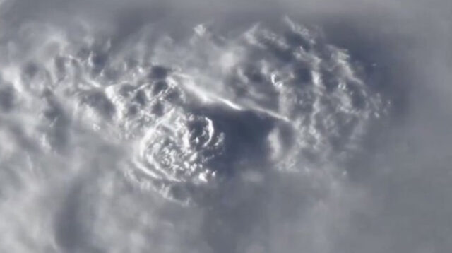 topan di india dan pakistan