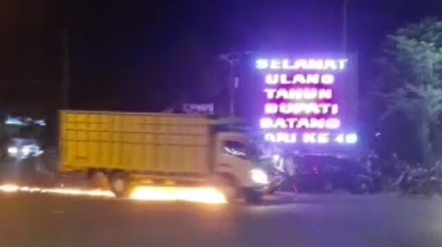 Truk Berusaha Kabur dan Seret Sepeda Motor di Muara Tembesi