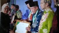 Wagub Jambi Drs. H.Abdullah Sani, M.Pd.i menerima penghargaan mewakili Gubernur Jambi sebagai Pembina K3 Terbaik. Penghargaan--jambiekspres.co.id