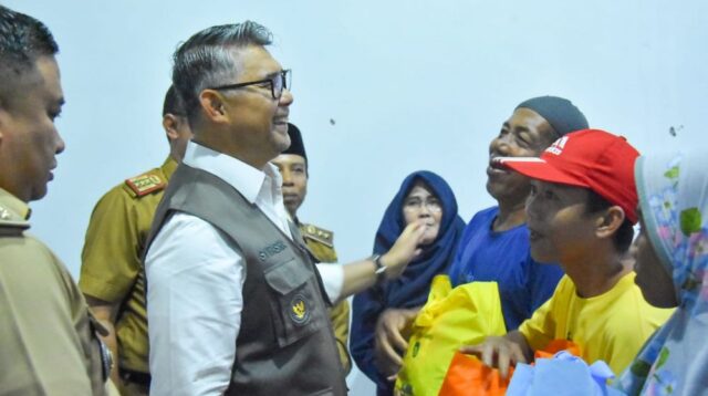 Wali Kota Jambi, Syarif Fasha memberikan bantuan sosial bagi masyarakat kategori miskin ekstrem dan masyarakat rentan miskin ekstrem. sumber ali jambione.com