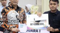 Wali Kota Jambi, Syarif Fasha serahkan hadiahkepada pemenang lomba pada rangkaian HUT Kota Jambi tahun 2023. (Ali AhmadiJambione.com)