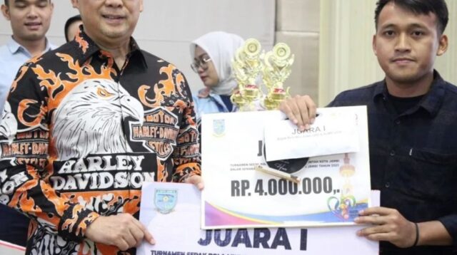 Wali Kota Jambi, Syarif Fasha serahkan hadiahkepada pemenang lomba pada rangkaian HUT Kota Jambi tahun 2023. (Ali AhmadiJambione.com)