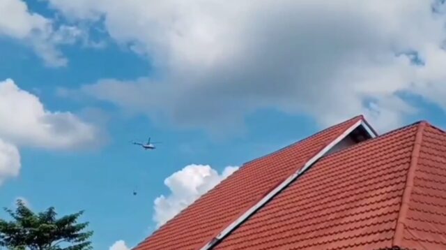 Helikopter Water Bombing Bantu Padamkan Api