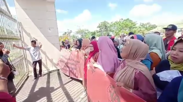 Ratusan Warga Sumber Jaya Geruduk Kantor Kejari Muaro Jambi